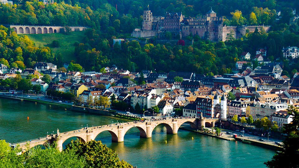 Neckar in Heidelberg - im Hintergrund das Heidelberger Schloss